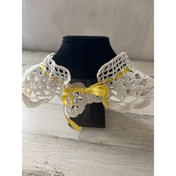 White crocheted collar with yellow ribbon closure - Picture 3 of 6